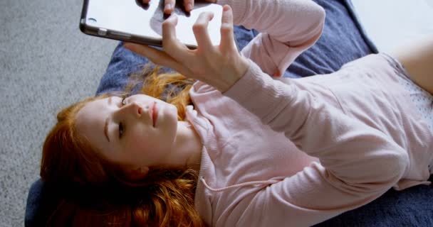 Γυναίκα Χρησιμοποιώντας Ψηφιακό Tablet Στο Υπνοδωμάτιο Στο Σπίτι — Αρχείο Βίντεο