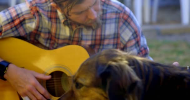 Man Med Sin Hund Som Spelar Gitarr Trädgården Solig Dag — Stockvideo