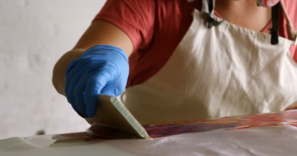 Mujer Haciendo Tabla Surf Taller — Vídeo de stock