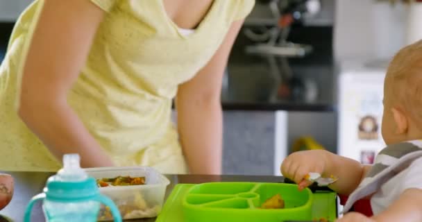 Moeder Haar Babyjongen Keuken Ontbijt Voorbereiden Home — Stockvideo