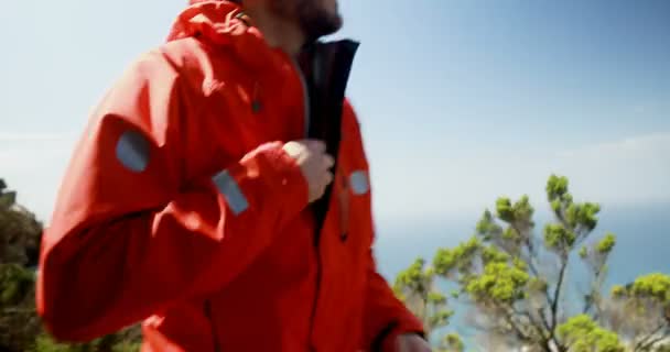 Manliga Hiker Stående Nära Tält Landsbygden Solig Dag — Stockvideo