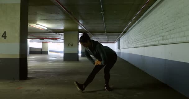 Fit Mulher Exercitando Estacionamento Subterrâneo — Vídeo de Stock