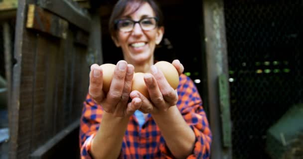 Portret Van Een Volwassen Vrouw Met Bruine Eieren Pen — Stockvideo
