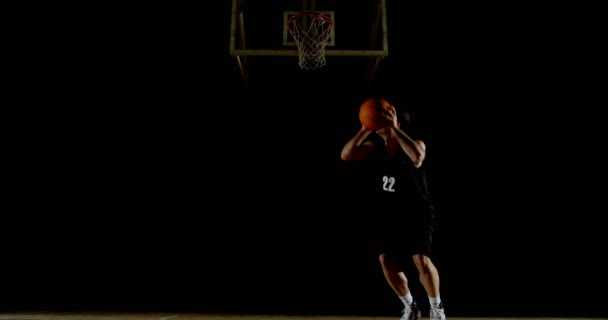 Mannelijke Basketbalspeler Spelen Het Hof Tegen Zwarte Achtergrond — Stockvideo