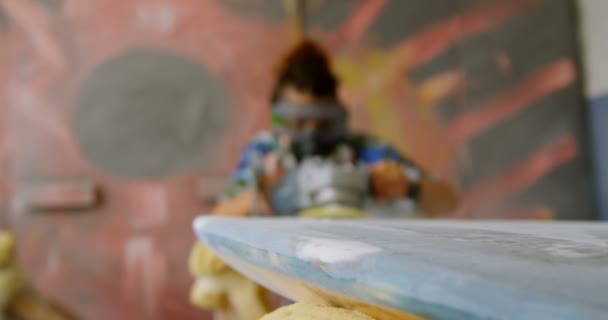 Planche Surf Femme Broyage Dans Atelier — Video