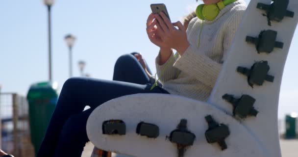 Adolescente Utilizando Teléfono Móvil Playa Día Soleado — Vídeo de stock