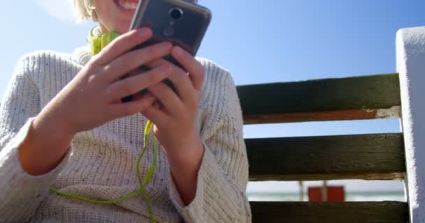 Adolescente Utilizando Teléfono Móvil Playa Día Soleado — Vídeos de Stock