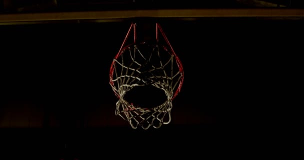 Мужской Баскетболист Играет Баскетбол Корте — стоковое видео