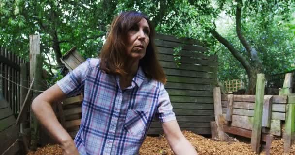 Rijpe Vrouw Met Behulp Van Tuinieren Vork Tuin Een Zonnige — Stockvideo