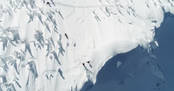 Esquiador Esquiando Una Montaña Cubierta Nieve Durante Invierno — Vídeo de stock