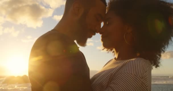 Casal Abraçando Uns Aos Outros Praia Entardecer — Vídeo de Stock