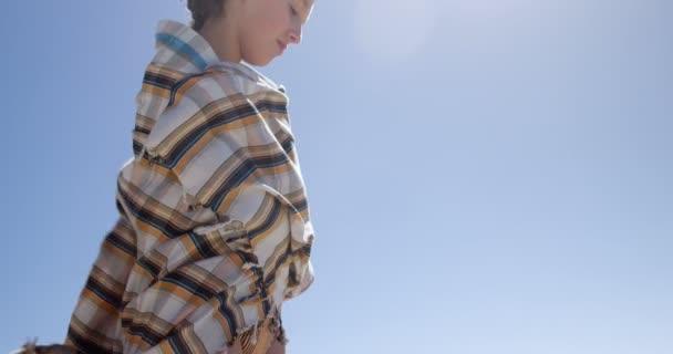 Ευτυχισμένος Εφηβικό Κορίτσι Παίζει Κουβέρτα Στην Παραλία — Αρχείο Βίντεο