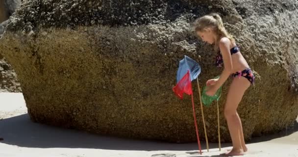 Κοπέλα Που Κρατά Δίχτυ Αλιείας Στην Παραλία Μια Ηλιόλουστη Ημέρα — Αρχείο Βίντεο