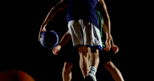 Αρσενικών Ανταγωνιστών Που Παίζει Μπάσκετ Στο Δικαστήριο — Αρχείο Βίντεο