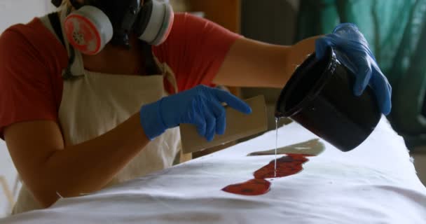 Γυναίκα Κάνοντας Ιστιοσανίδα Στο Εργαστήριο — Αρχείο Βίντεο