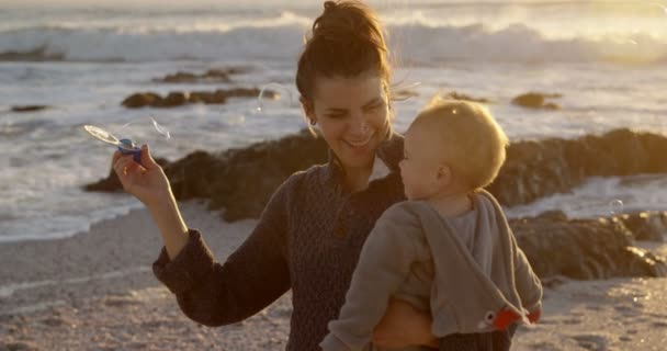 Madre Bambino Ragazzo Giocare Con Bolla Bacchetta Spiaggia — Video Stock