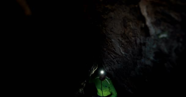 Caminhante Masculino Explorando Uma Caverna Escura Campo — Vídeo de Stock