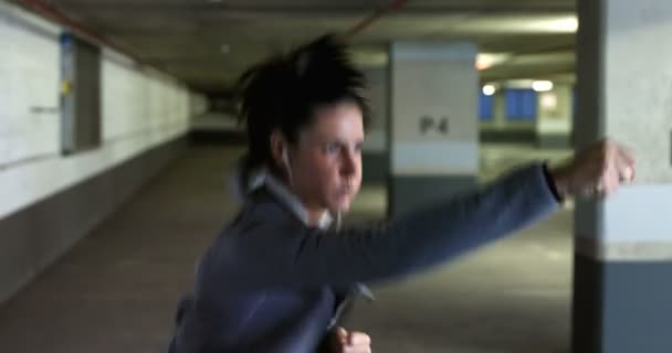 Fit Mujer Practicando Ejercicio Boxeo Estacionamiento Subterráneo — Vídeos de Stock