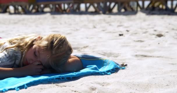 Mädchen Schläft Strand Einem Sonnigen Tag — Stockvideo