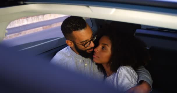 Pareja Romántica Interactuando Entre Coche — Vídeos de Stock