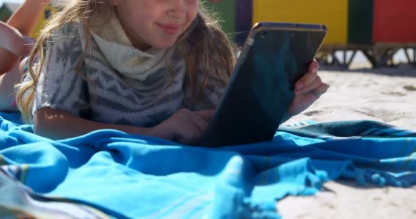 Κορίτσι Χρησιμοποιώντας Ψηφιακό Tablet Στην Παραλία Μια Ηλιόλουστη Ημέρα — Αρχείο Βίντεο