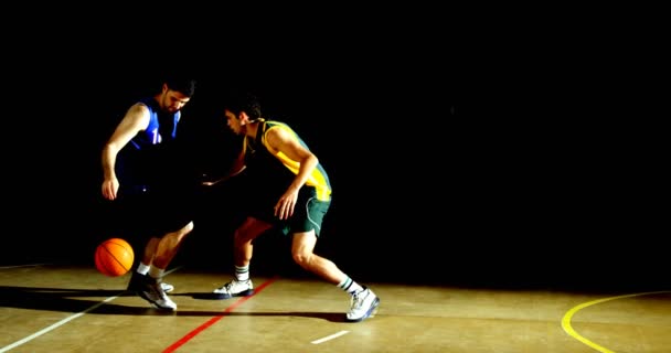 Concurrents Masculins Jouant Basket Dans Court — Video