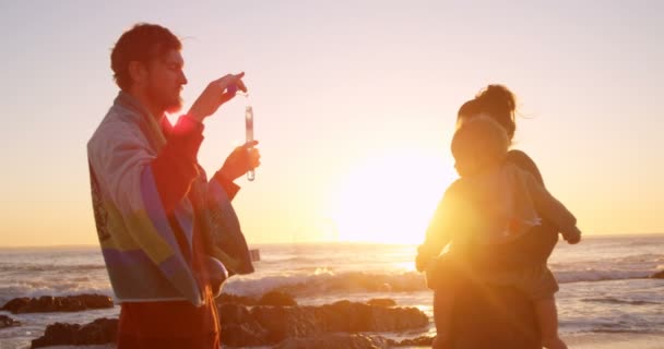 Familia Divirtiéndose Playa Atardecer — Vídeos de Stock