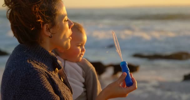 Madre Niño Jugando Con Varita Burbujas Playa — Vídeos de Stock