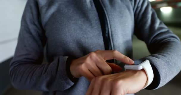 Mulher Ajuste Usando Smartwatch Estacionamento Subterrâneo Carro — Vídeo de Stock