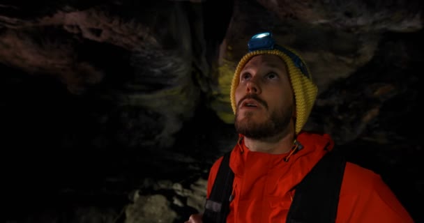 Caminhante Masculino Explorando Uma Caverna Escura Campo — Vídeo de Stock