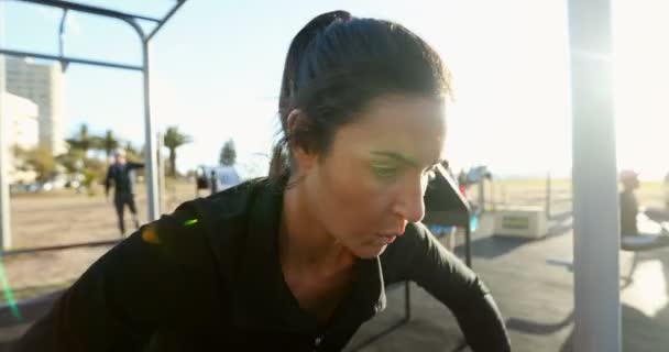 妇女在公园锻炼在一个晴朗的天4K — 图库视频影像