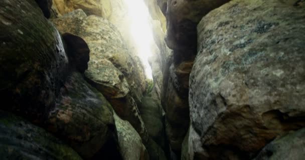 Manliga Vandrare Att Utforska Grotta Landsbygden — Stockvideo