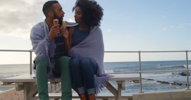 Romantikus Pár Eszik Fagylalt Kúpot Beach — Stock videók