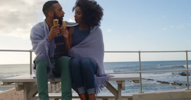 Casal Romântico Comer Sorvete Cone Praia — Vídeo de Stock