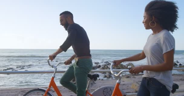 Paar Interactie Met Elkaar Tijdens Het Fietsen Het Strand — Stockvideo