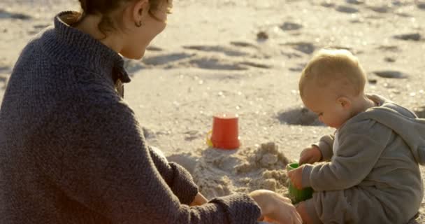 Μητέρα Παίζοντας Αγόρι Μωρό Στην Παραλία Στο Ηλιοβασίλεμα — Αρχείο Βίντεο