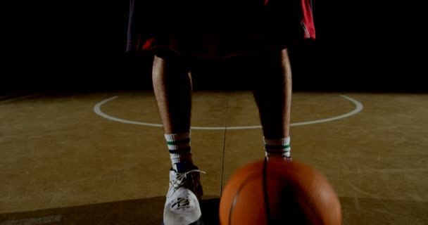 Männlicher Basketballspieler Hält Basketball Auf Dem Court — Stockvideo