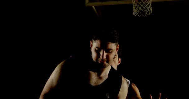 Concurrents Masculins Jouant Basket Dans Court — Video