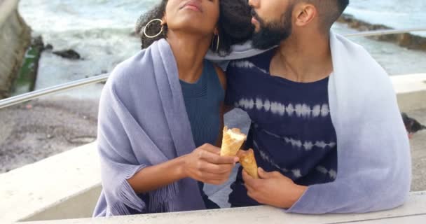 Pareja Romántica Teniendo Helado Cono Playa — Vídeo de stock