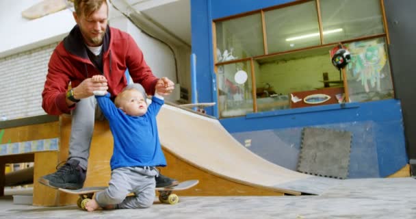 Hombre Sosteniendo Sus Hijos Mano Taller — Vídeos de Stock