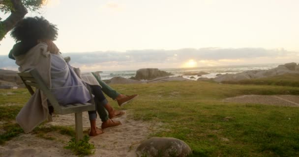 情侣在黄昏时分拥抱在海滩上4K — 图库视频影像