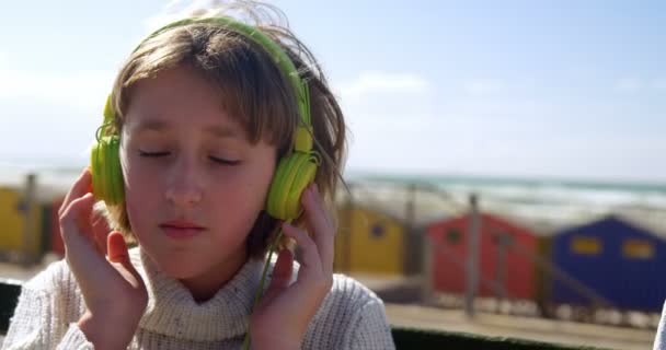 Flicka Lyssnar Musik Hörlurar Stranden Solig Dag — Stockvideo