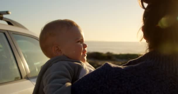 Mutter Hält Ihren Kleinen Jungen Strandnähe Bei Sonnenuntergang — Stockvideo