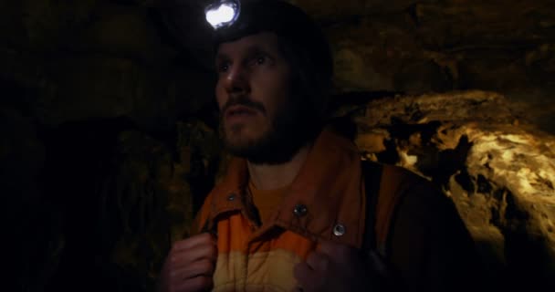 Senderista Masculino Explorando Una Cueva Oscura Campo — Vídeos de Stock