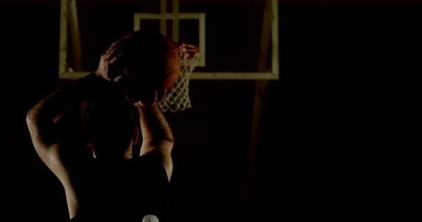 男子篮球运动员后视在篮球篮中投掷篮球4K — 图库视频影像