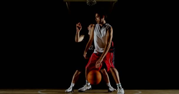 Competidores Masculinos Jugando Baloncesto Cancha — Vídeo de stock