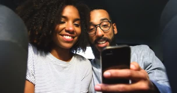 Mutlu Çift Arabada Seyahat Ederken Cep Telefonunuzun — Stok video