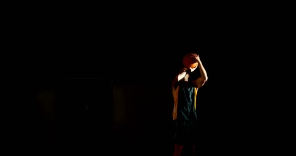 年轻男子篮球运动员在法庭上演奏4K — 图库视频影像