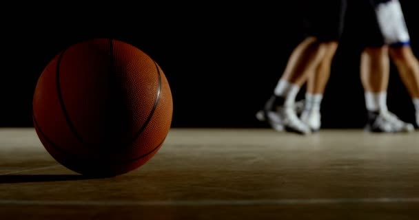 Zbliżenie Koszykówka Sądzie Podczas Graczy Gry Koszykówkę Tle — Wideo stockowe