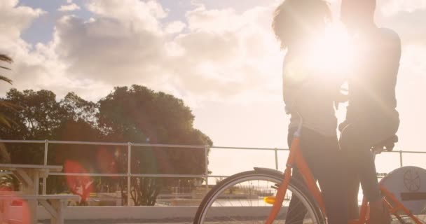 Romantisches Paar Interagiert Miteinander Zyklus Strand — Stockvideo